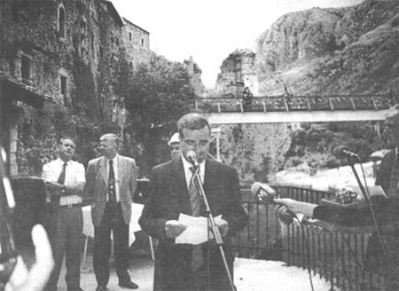 emsudin Serdarevi: Sa ceremonije povodom poetka radova na sanaciji temelja Starog mosta, 7.6.2001.