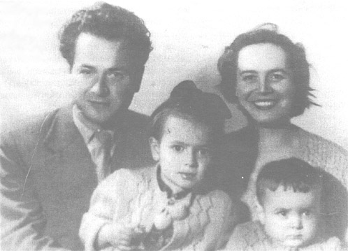 Proljec'e 1956. godine: Mustafa Pezo s porodicom