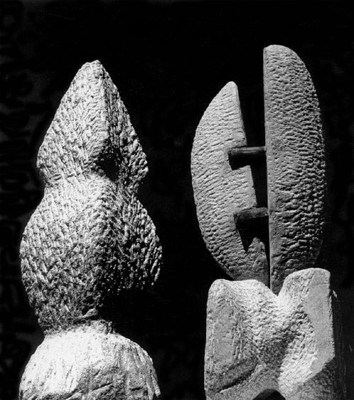 Флоријан Мићковић: Фигура, камен, 2003. (лијево); Сусрет, камен 2004. (десно) [Натраг]