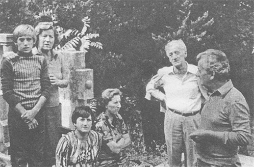 S lijeva: Lena sa sinom Ivicom, Dushanka, Ksenija Borovina, Dushko C'apin i Pero Znaor